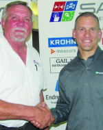 Hennie Prinsloo (left) thanks Jurie Weidemann for his presentation.